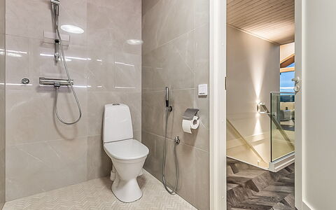 Villa Hill Magia: Mueble, Diseño De Interiores, Piso, Suelo, Mesa, Techo, Cocina Y Comedor Mesa, Encendiendo, Silla, Casa