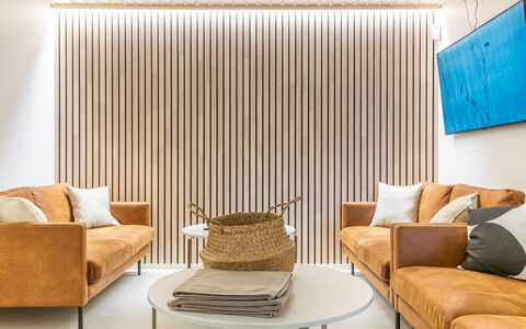 Villa Hill Magia: Mueble, Diseño De Interiores, Piso, Suelo, Mesa, Techo, Cocina Y Comedor Mesa, Encendiendo, Silla, Casa