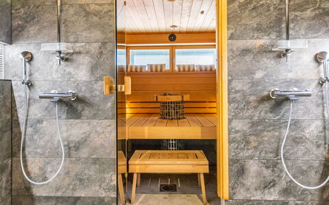 Villa Hill Magia: Mueble, Diseño De Interiores, Piso, Suelo, Mesa, Techo, Cocina Y Comedor Mesa, Encendiendo, Silla, Casa