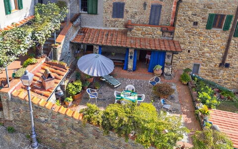 La Casa del Fale di Collodi: Pared, Maceta, Planta De Casa, Ladrillo, Mueble Para Exteriores, Jardín, Patio, Yarda, Silla, Mesa Al Aire Libre