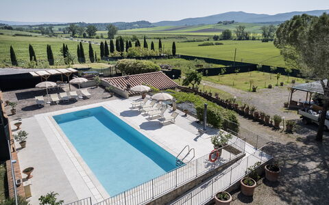Anilde, Holiday Home with Pool, Wifi, Tuscany: Cielo, Propiedad, Planta, Piscina, Agua, Edificio, Árbol, Ocio, Diseño Urbano, Bienes Raíces