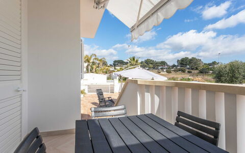 Marina di Pescoluse 651: Propiedad, Cielo, Mueble, Edificio, Nube, Sombra, Madera, Silla, Casa, Suelo