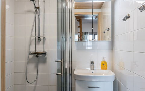 Saarihely B 9: Baño, Arreglo De Tubería, Diseño De Interiores, Piso, Lavabo Del Baño, Suelo, Lavabo, Grifo, Plomería, Ducha