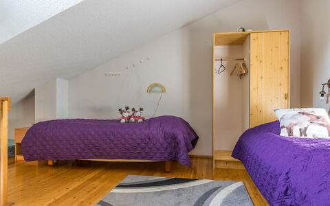 Saarihely B 9: Cama, Suelo, Piso, Habitación, Diseño De Interiores, Mueble, Suelos De Madera, Madera, Lecho, Sábana