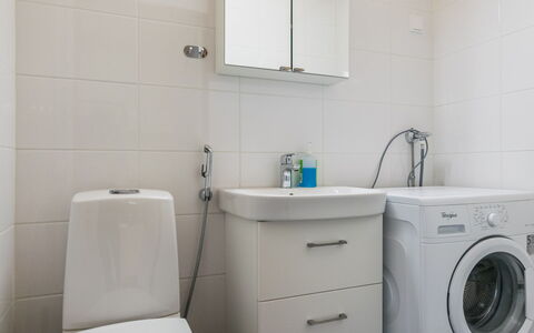 Saarihely B 9: Arreglo De Tubería, Diseño De Interiores, Asiento Del Baño, Lavabo, Lavabo Del Baño, Piso, Baño, Baño, Suelo, Mueble De Baño