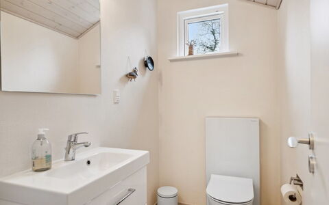 Stillfrieda - 150M from the Sea: Baño, Arreglo De Tubería, Pared, Piso, Lavabo Del Baño, Suelo, Lavabo, Diseño De Interiores, Baño, Grifo
