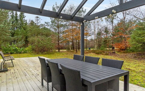 Stillfrieda - 150M from the Sea: Mueble Para Exteriores, Sombra, Cubierta, Mesa Al Aire Libre, Patio, Jardín, Estructura Al Aire Libre, Madera Dura, Porche, Pérgola