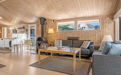 Thrineke - 600M from the Sea: Madera, Techo, Diseño De Interiores, Mueble, Piso, Suelo, Casa, Suelos De Madera, Habitación, Sala