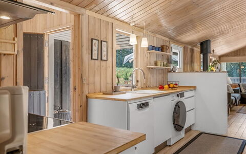 Thrineke - 600M from the Sea: Madera, Piso, Diseño De Interiores, Techo, Suelo, Electrodoméstico, Cocina, Mostrador, Mueble, Habitación