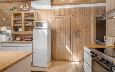 Thrineke - 600M from the Sea: Cocina, Mueble, Madera, Aparato De Cocina, Electrodoméstico, Piso, Diseño De Interiores, Mostrador, Techo, Gabinetes