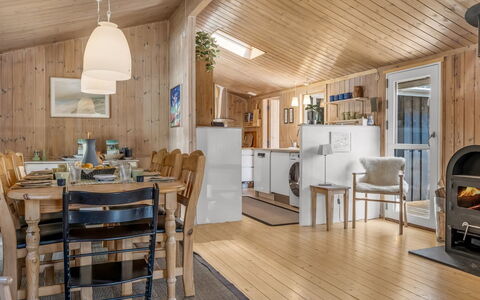 Thrineke - 600M from the Sea: Madera, Techo, Casa, Mueble, Cabaña, Madera Dura, Habitación, Cuarto De Troncos, Tablón, Sala