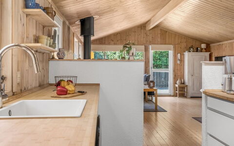 Thrineke - 600M from the Sea: Cocina, Mostrador, Madera, Piso, Diseño De Interiores, Mueble, Techo, Suelo, Arreglo De Tubería, Aparato De Cocina