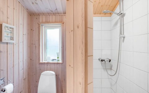 Thrineke - 600M from the Sea: Piso, Madera, Suelo, Arreglo De Tubería, Diseño De Interiores, Techo, Habitación, Baño, Plomería, Manchas De Madera