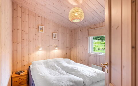 Thrineke - 600M from the Sea: Madera, Habitación, Cama, Casa, Techo, Sábana, Lecho, Diseño De Interiores, Marco De La Cama, Madera Dura