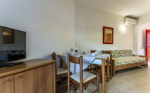 Giannella Beach Residence Apartment - Giannella, G: Mueble, Mesa, Edificio, Madera, Diseño De Interiores, Comodidad, Piso, Madera Dura, Casa, Marco