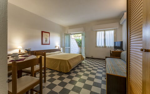 Giannella Beach Residence Apartment - Giannella, G: Mueble, Mesa, Marco, Madera, Piso, Suelo, Planta De Casa, Sala, Ventana