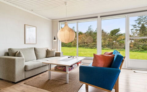 Luchia - 200M to the Fjord: Mueble, Diseño De Interiores, Suelo, Piso, Pared, Madera, Sala, Casa, Mesa, Sofá