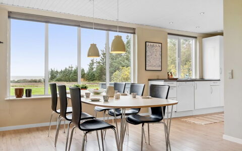 Luchia - 200M to the Fjord: Mueble, Diseño De Interiores, Silla, Piso, Comedor, Mesa, Suelo, Cocina Y Comedor Mesa, Madera, Techo