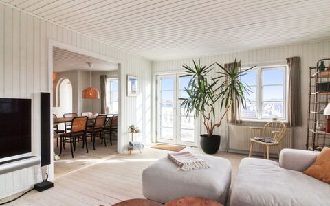 Edmond - 150M from the Sea: Diseño De Interiores, Mueble, Piso, Suelo, Pared, Madera, Suelos De Madera, Techo, Sofá, Sala