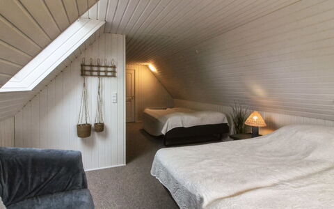 Edmond - 150M from the Sea: Pared, Habitación, Madera, Suelo, Cama, Techo, Piso, Sábana, Diseño De Interiores, Lecho