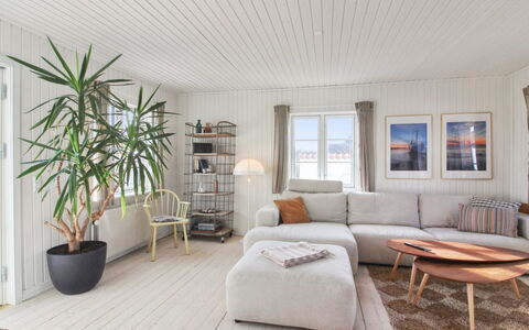 Edmond - 150M from the Sea: Piso, Suelo, Madera, Diseño De Interiores, Suelos De Madera, Sofá, Mueble, Sala, Techo, Casa