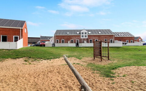 Ilka - 2.3Km from the Sea: Techo, Casa, Casa, Cabaña, Puerta, Vía Muerta, Cubierta, Porche, Tablón, Madera Dura