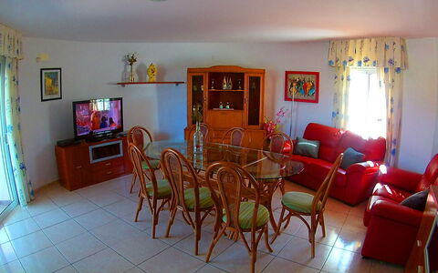 Villa Marisol: Mueble, Marco, Silla, Mesa, Madera, Diseño De Interiores, Suelo, Sala, Piso, Ventana