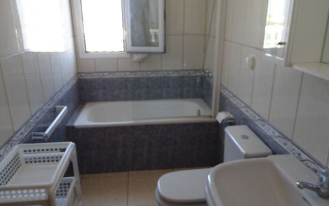 Villa Marisol: Bañera, Arreglo De Tubería, Ventana, Lavabo, Baño, Grifo, Diseño De Interiores, Suelo, Edificio
