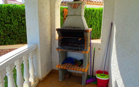 Villa Marisol: Mueble, Verde, Planta, Silla, Madera, Casa, Mueble Para Exteriores, Gas, Hierba, Porche