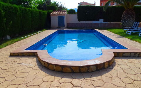 Villa Marisol: Agua, Planta, Piscina, Azur, Rectángulo, Árbol, Cuerpo De Agua, Ocio, Material Compuesto, Mueble Para Exteriores