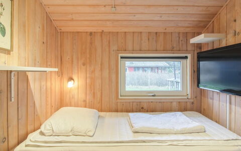 Birger - 500M from the Sea: Diseño De Interiores, Madera, Habitación, Piso, Techo, Suelo, Cama, Sábana, Encendiendo, Habitación