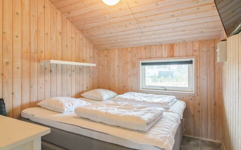 Birger - 500M from the Sea: Madera, Habitación, Cama, Sábana, Lecho, Techo, Marco De La Cama, Madera Dura, Manchas De Madera, Tablón