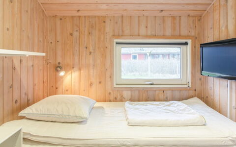 Birger - 500M from the Sea: Habitación, Madera, Diseño De Interiores, Cama, Techo, Sábana, Piso, Suelo, Lecho, Encendiendo
