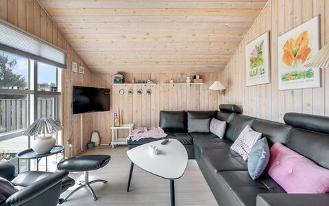 Birger - 500M from the Sea: Madera, Diseño De Interiores, Techo, Mueble, Casa, Sala, Habitación, Lámpara, Sofá, Suelos De Madera