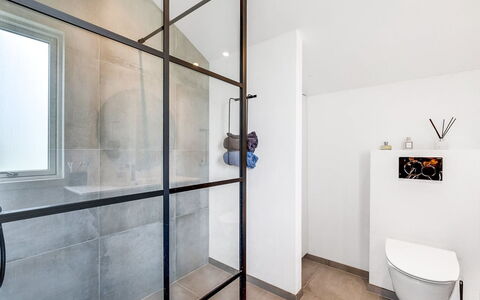 Birger - 500M from the Sea: Pared, Piso, Diseño De Interiores, Suelo, Arreglo De Tubería, Techo, Baño, Habitación, Plomería, Departamento