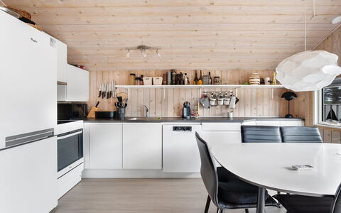 Birger - 500M from the Sea: Cocina, Mueble, Mostrador, Diseño De Interiores, Aparato De Cocina, Piso, Lámpara, Madera, Techo, Electrodoméstico