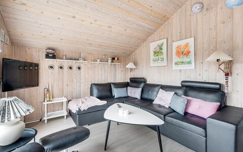 Birger - 500M from the Sea: Mueble, Diseño De Interiores, Madera, Techo, Casa, Sala, Habitación, Encendiendo, Suelo, Piso