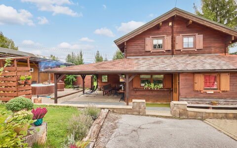 Pod Liščím Kopcem 4+4: Edificio, Madera, Techo, Casa, Casa, Cabaña, Arbusto, Puerta, Jardín