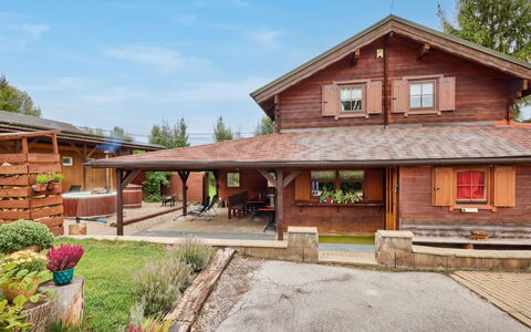 Pod Liščím Kopcem 4+4: Edificio, Madera, Techo, Casa, Casa, Cabaña, Barrio Residencial, Puerta, Jardín