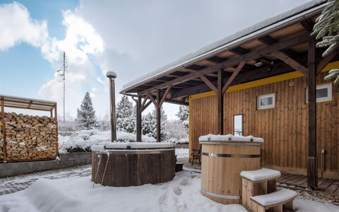 Pod Liščím Kopcem 4+4: Edificio, Cielo, Propiedad, Nube, Nieve, Madera, Casa, Árbol, Cabaña, Paisaje