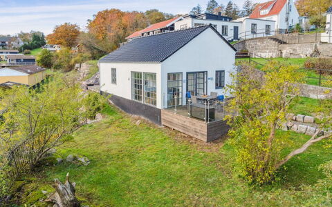 Eleana - 300M from the Sea: Madera, Techo, Arquitectura, Casa, Casa, Cabaña, Vía Muerta, Madera Dura, Pendiente, Inmuebles