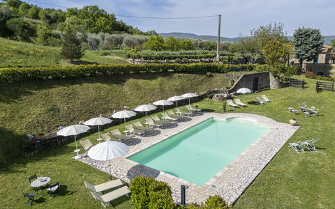 Podere Marcigliana - Radicondoli: Nube, Planta, Agua, Cielo, Piscina, Árbol, Hierba, Mueble Para Exteriores, Diseño Urbano, Paisaje