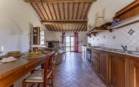 Podere Marcigliana - Radicondoli: Gabinetes, Mueble, Mesa, Mostrador, Cocina, Madera, Diseño De Interiores, Manchas De Madera, Suelo, Piso