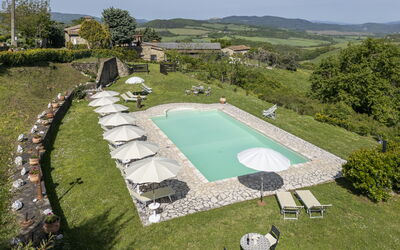 Podere Marcigliana - Radicondoli: Planta, Cielo, Árbol, El Terreno Del Lote, Piscina, Diseño Urbano, Paisaje, Ocio, Sombra, Hierba