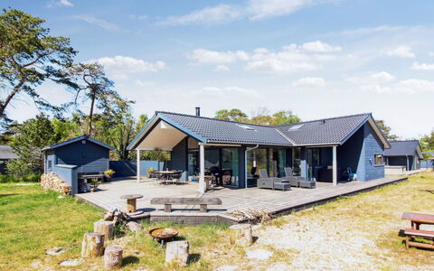 Windelgard - 140M from the Sea: Madera, Techo, Arquitectura, Casa, Casa, Cabaña, Vía Muerta, Madera Dura, Pendiente, Inmuebles