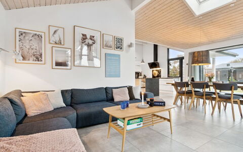 Windelgard - 140M from the Sea: Madera, Techo, Arquitectura, Casa, Casa, Cabaña, Vía Muerta, Madera Dura, Pendiente, Inmuebles