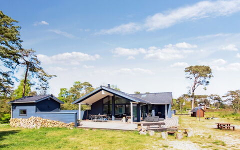 Windelgard - 140M from the Sea: Madera, Techo, Arquitectura, Casa, Casa, Cabaña, Vía Muerta, Madera Dura, Pendiente, Inmuebles
