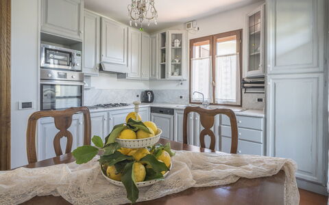 La Bouganville, Forte Dei Marmi, Private Garden, W: Mueble, Diseño De Interiores, Gabinetes, Piso, Cocina, Madera, Mostrador, Habitación, Aparato De Cocina, Suelo
