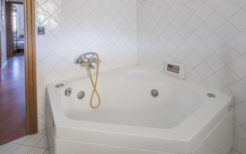 La Bouganville, Forte Dei Marmi, Private Garden, W: Bañera, Arreglo De Tubería, Baño, Piso, Plomería, Diseño De Interiores, Suelo, Material Compuesto, Habitación, Grifo