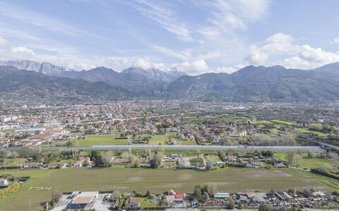La Bouganville, Forte Dei Marmi, Private Garden, W: Accidentes Geográficos Montañosas, Montaña, Colina, Cordillera, Tierras Altas, Horizonte, Paisaje, Cresta, Nube, Hill Station